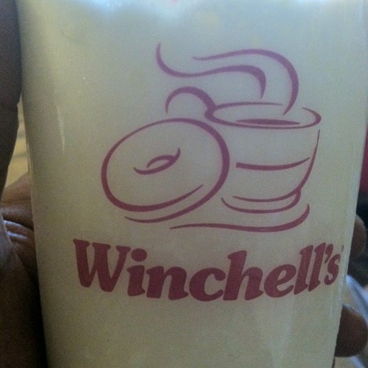 Photo taken at Winchell&#39;s Donuts by Outo T. on 8/12/2012
