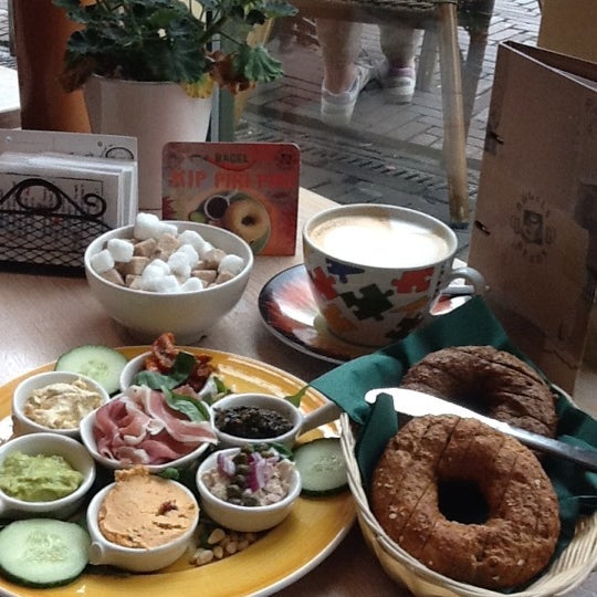 Cool place, grande cappuccino, bagels with various sauces - great lunch!