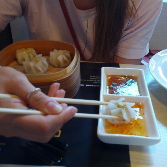6/17/2012 tarihinde Kirill C.ziyaretçi tarafından Dim Sum Asian Cafe'de çekilen fotoğraf