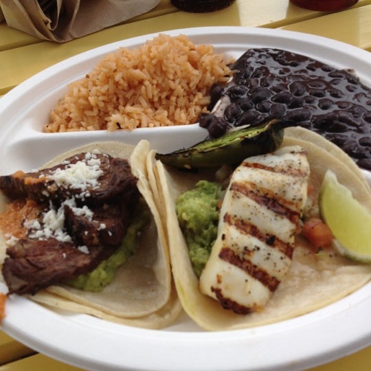 4/15/2012 tarihinde Rachaelziyaretçi tarafından Dorado Tacos &amp; Cemitas'de çekilen fotoğraf