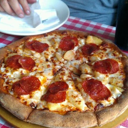 8/12/2012 tarihinde Liz G.ziyaretçi tarafından Mr. Pizza'de çekilen fotoğraf