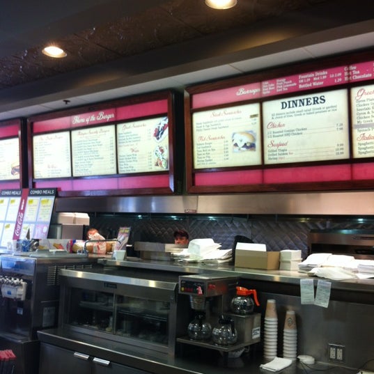 Foto tirada no(a) Burger Baron por Jay B. em 5/11/2012