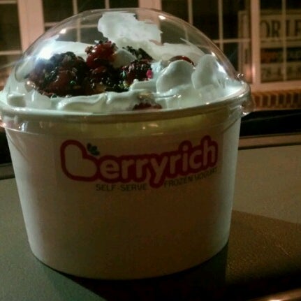 รูปภาพถ่ายที่ Berryrich Frozen Yogurt โดย Keith E. เมื่อ 8/14/2012