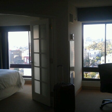 Снимок сделан в The Declan Suites San Diego пользователем Liz M. 7/17/2012