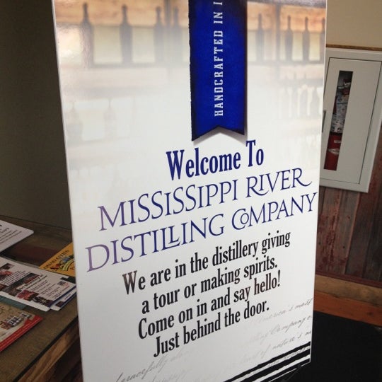 Foto tomada en Mississippi River Distilling Company &amp; Cody Road Cocktail House  por Scott R. el 3/30/2012