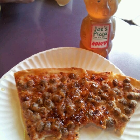 Photo taken at Joe&#39;s Pizza Buy the Slice by Pedrito on 7/24/2012
