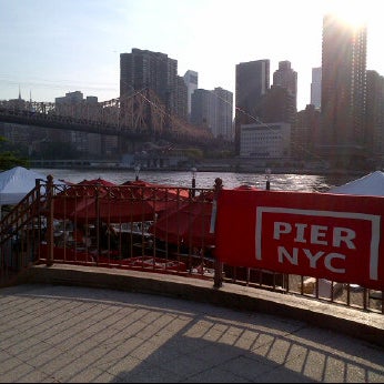 7/6/2012 tarihinde shari b.ziyaretçi tarafından Pier NYC'de çekilen fotoğraf