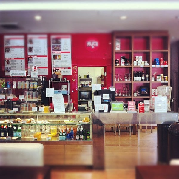 Das Foto wurde bei Bravado, Italian Coffee Bar &amp; Lounge von Taka T. am 6/19/2012 aufgenommen
