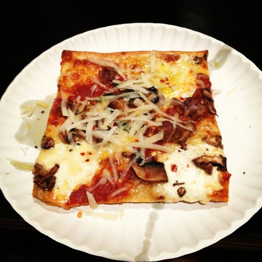 Foto tirada no(a) Nonna&#39;s L.E.S. Pizzeria por Suzanna em 8/3/2012