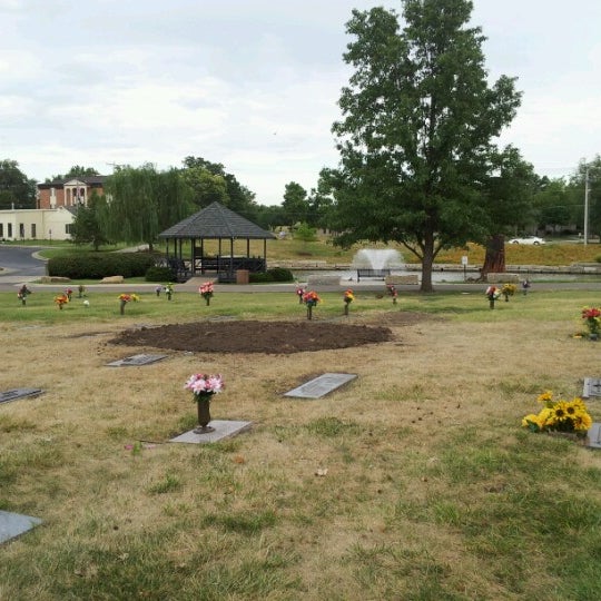 Foto diambil di Penwell-Gabel Cemetery &amp; Mausoleum oleh Brandy S. pada 7/10/2012