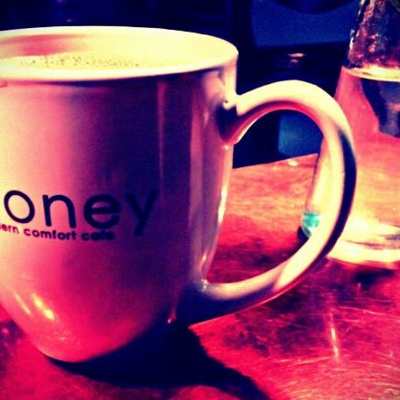 Foto tomada en Honey Cafe  por Ben K. el 2/7/2012