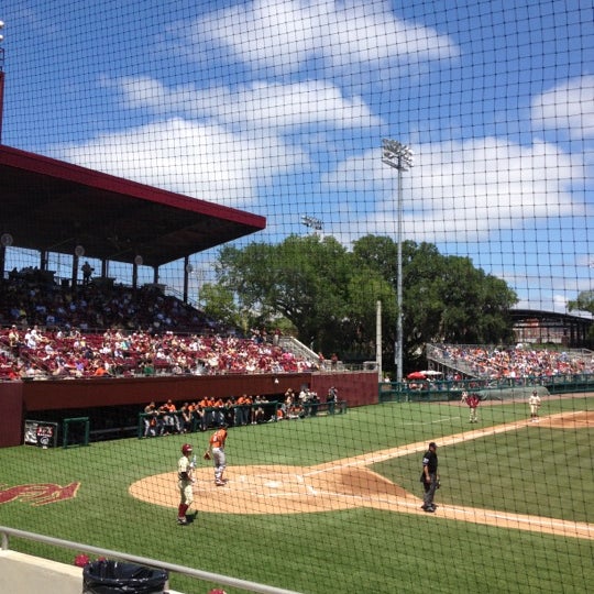 Ангар в поле. Martin field. Каспиан филд. Луизиана амфитеатр 1984 год. Люман филд стадион.