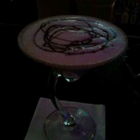Das Foto wurde bei JoJo&#39;s Martini Lounge von Karmen K. am 4/25/2012 aufgenommen