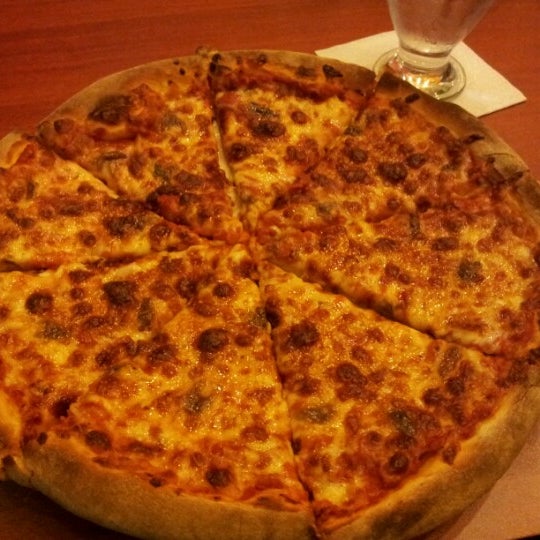 Foto tirada no(a) Da Noi Pizzeria Ristorante por Gabriela C. em 6/28/2012