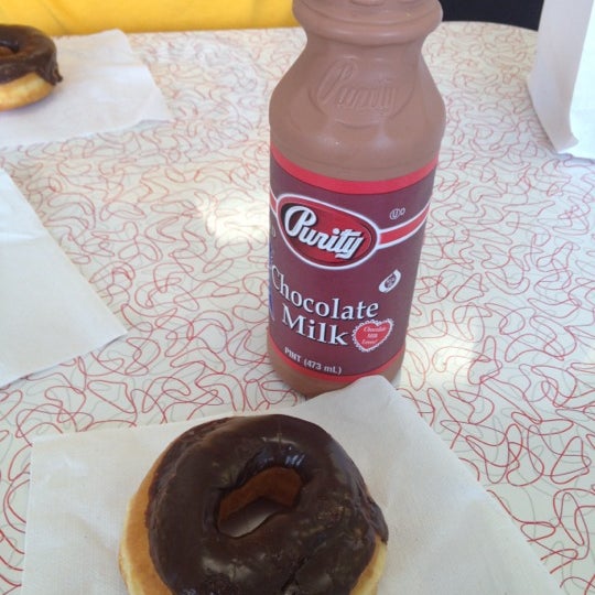 7/7/2012 tarihinde Heather L.ziyaretçi tarafından Donut Den'de çekilen fotoğraf