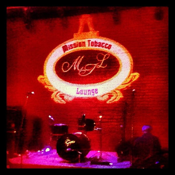 รูปภาพถ่ายที่ Mission Tobacco Lounge โดย Adrian R. เมื่อ 8/11/2012