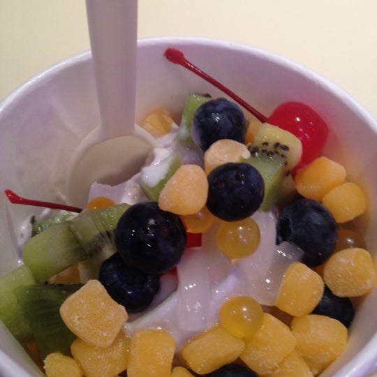 Foto diambil di myMochi Frozen Yogurt oleh Jessy B. pada 3/26/2012