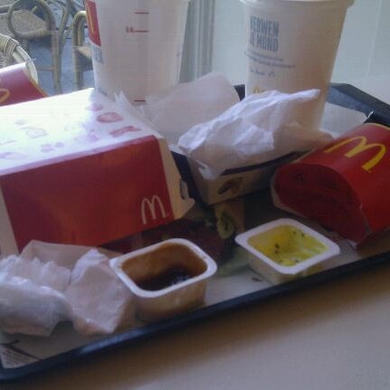 รูปภาพถ่ายที่ McDonald&#39;s โดย Steven H. เมื่อ 3/11/2012