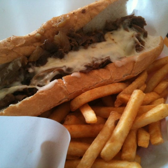 3/3/2012 tarihinde Emilio M.ziyaretçi tarafından South Street Cheese Steaks'de çekilen fotoğraf