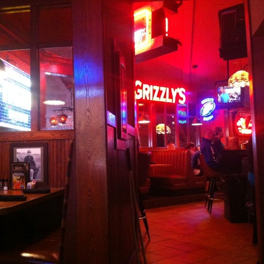 รูปภาพถ่ายที่ Grizzly&#39;s Wood-Fired Grill โดย Herman เมื่อ 9/5/2012