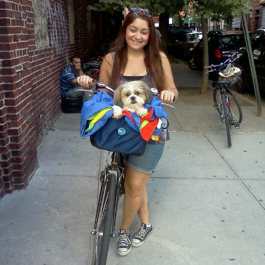 9/9/2012 tarihinde Lauren A.ziyaretçi tarafından Waterfront Bicycle Shop'de çekilen fotoğraf
