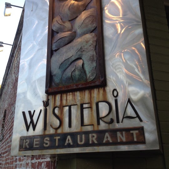รูปภาพถ่ายที่ Wisteria โดย Lynn B. เมื่อ 3/31/2012