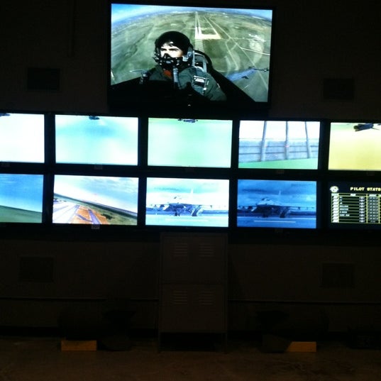 Foto scattata a Flightdeck Air Combat Center da Selena D. il 6/3/2012