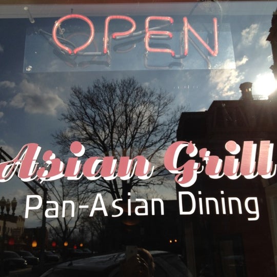 Foto tirada no(a) Asian Grill por Dana K. em 3/17/2012
