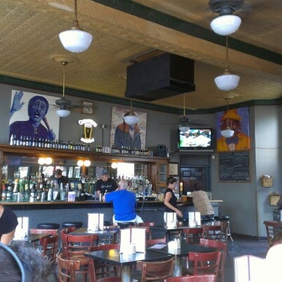 รูปภาพถ่ายที่ Old Point Tavern โดย Ryan เมื่อ 8/25/2012