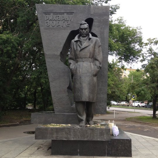 Памятник зорге в москве