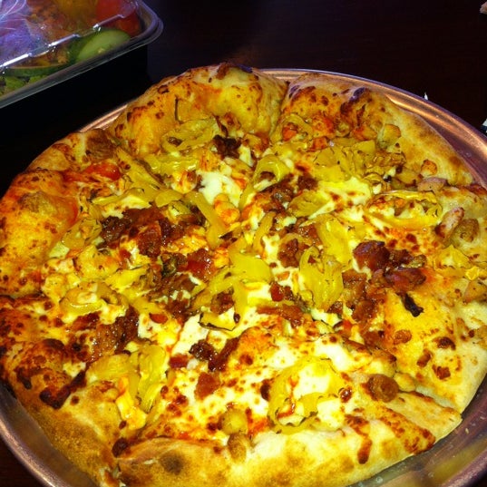 Foto tomada en Top It Pizza  por Debbie H. el 4/22/2012