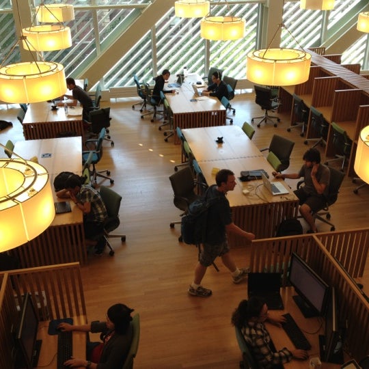 รูปภาพถ่ายที่ Science &amp; Engineering Library โดย John เมื่อ 7/12/2012