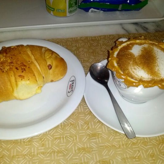 รูปภาพถ่ายที่ Fran&#39;s Café โดย Marilia M. เมื่อ 2/21/2012
