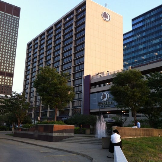 Das Foto wurde bei DoubleTree by Hilton Hotel Cleveland Downtown - Lakeside von Carlos L. am 6/21/2012 aufgenommen
