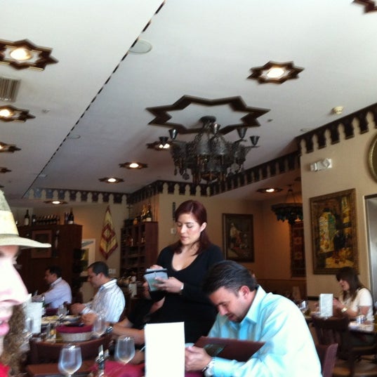 Foto tirada no(a) Maroosh Mediterranean Restaurant por Khiem N. em 4/12/2012