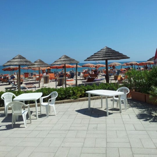 รูปภาพถ่ายที่ Raphael Beach ristorante e spiaggia โดย Freccia B. เมื่อ 8/18/2012