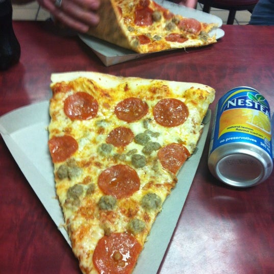 Foto diambil di Big Slice Pizza oleh Zuleyka pada 8/6/2012