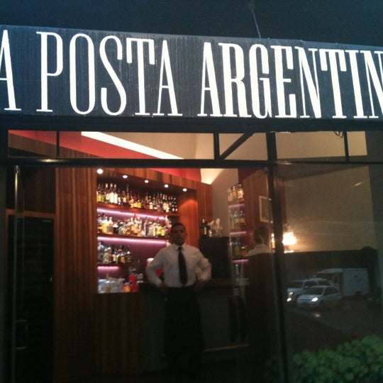 รูปภาพถ่ายที่ La Posta Argentina โดย Andrés G. เมื่อ 6/28/2012
