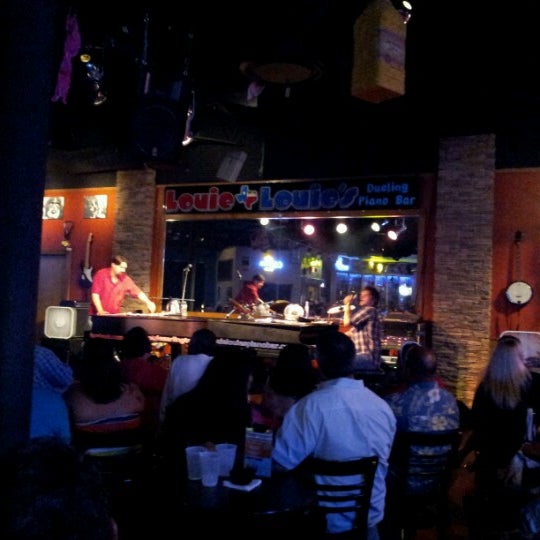 Das Foto wurde bei Louie Louie&#39;s Dueling Piano Bar von John H. am 8/11/2012 aufgenommen