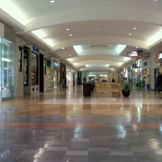 รูปภาพถ่ายที่ Capital Mall โดย Olivia Q. เมื่อ 2/28/2012