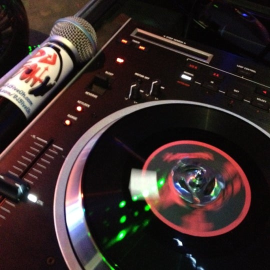 รูปภาพถ่ายที่ Spinners โดย DJ 5-Oh เมื่อ 7/9/2012