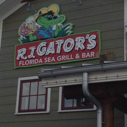 Photo taken at RJ Gator&#39;s Florida Sea Grill &amp; Bar by Linds 👙💪 on 7/20/2012