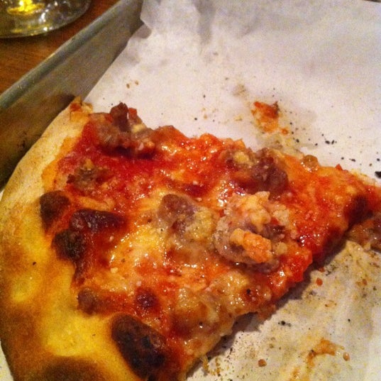 Foto tirada no(a) Haven Pizzeria por Madeline S. em 4/6/2012