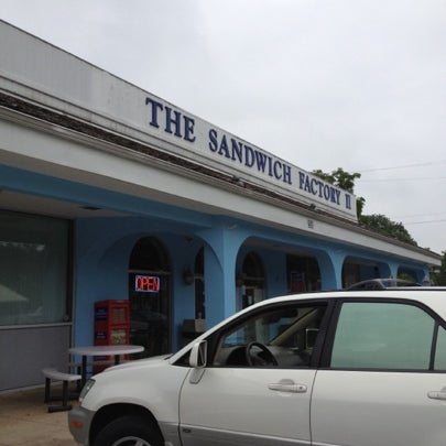 Foto tirada no(a) The Sandwich Factory Sports Lounge por Naomi em 7/29/2012