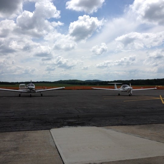 Orange County Airport (KMGJ) Montgomery, NY