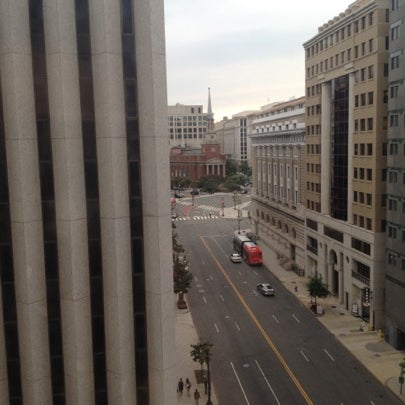 7/27/2012 tarihinde Adam B.ziyaretçi tarafından Washington Marriott at Metro Center'de çekilen fotoğraf