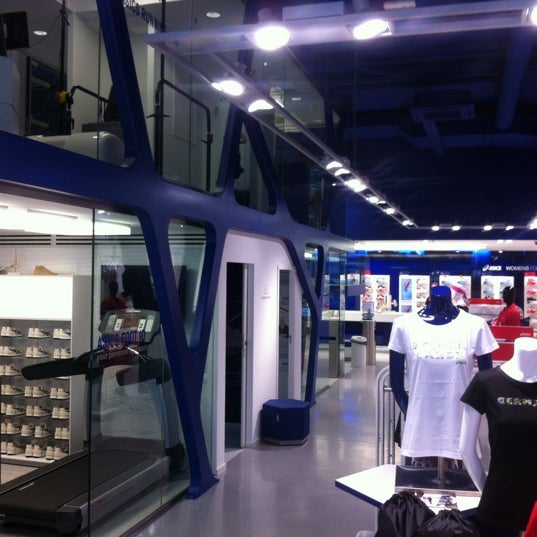 Das Foto wurde bei ASICS Flagship Store Amsterdam von Joep am 6/21/2012 aufgenommen