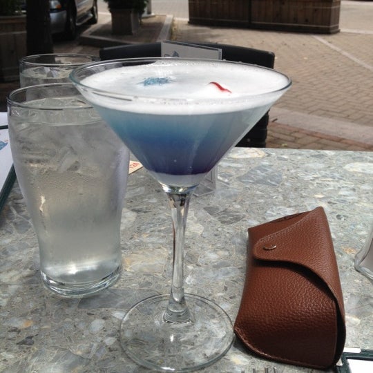 Das Foto wurde bei Dolphin Restaurant, Bar, and Lounge von James am 7/21/2012 aufgenommen
