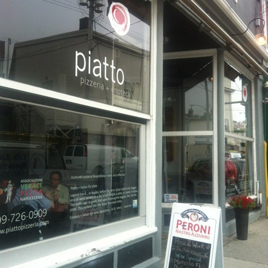 Photo taken at Piatto Pizzeria + Enoteca by Chezlick on 6/14/2012