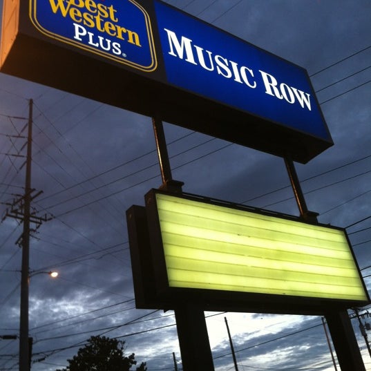 รูปภาพถ่ายที่ Best Western Plus Music Row โดย Drew V. เมื่อ 7/12/2012